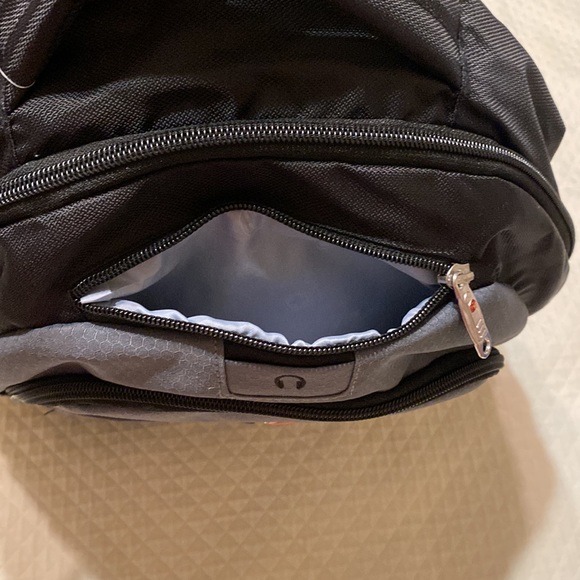 Swiss Gear Backpack in gray & black - Picture 6 of 16